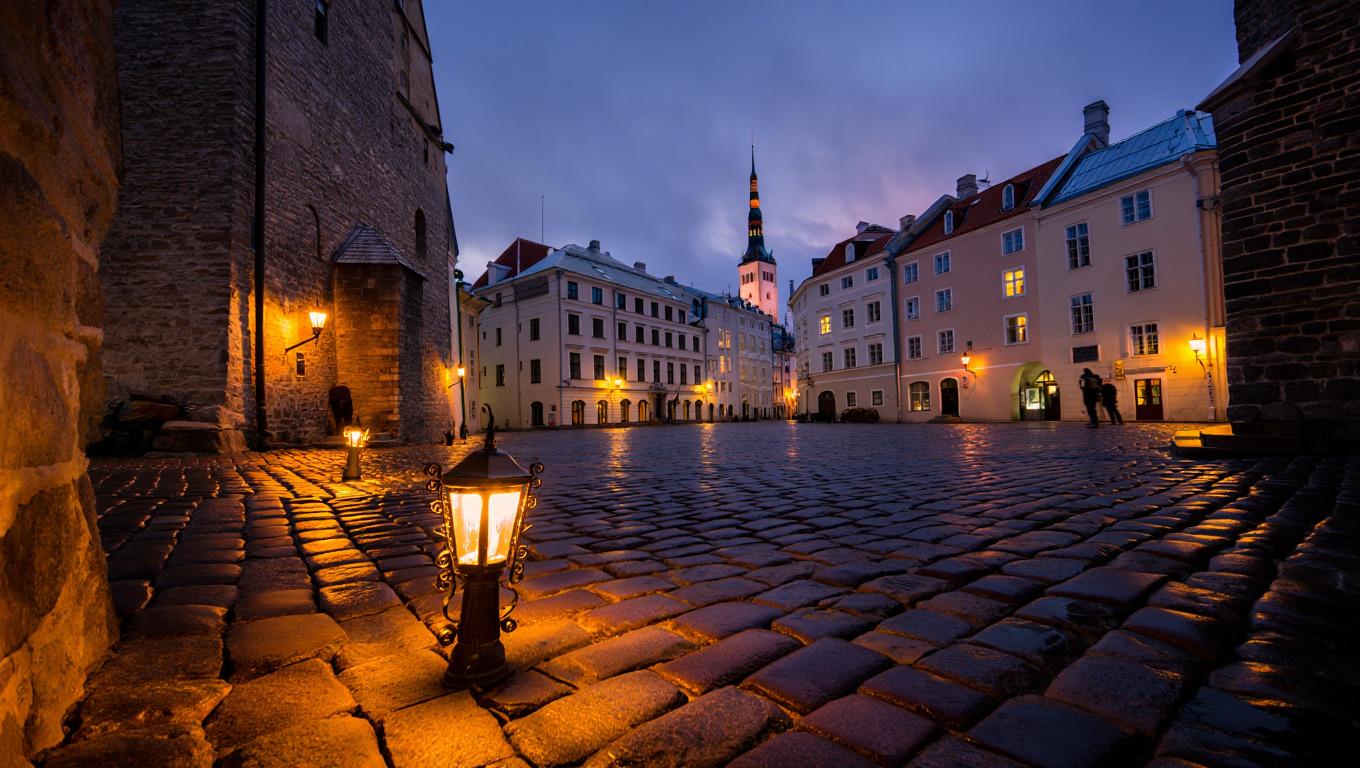 Tallinna vanalinn öös, soe valgus ja premium atmosfäär